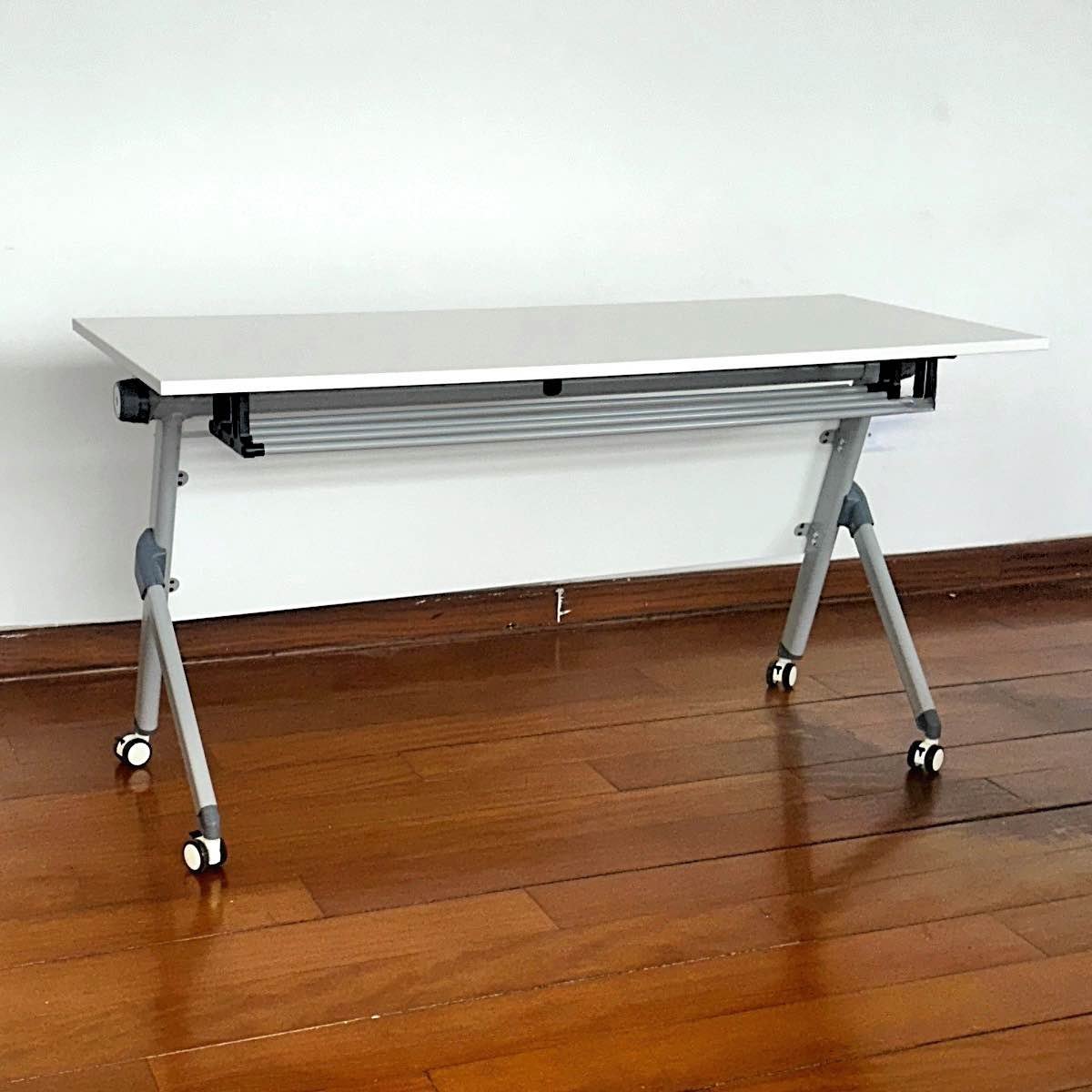 Mesa Rebatible con ruedas (de 1.40m x 0.60 m.)