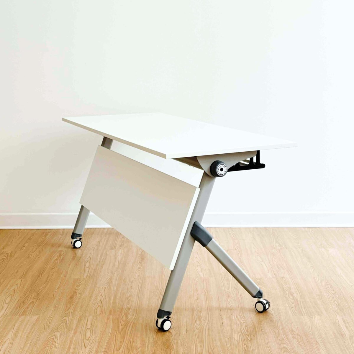 Mesa Rebatible Móvil – Flexibilidad , movimiento y ahorro de espacio