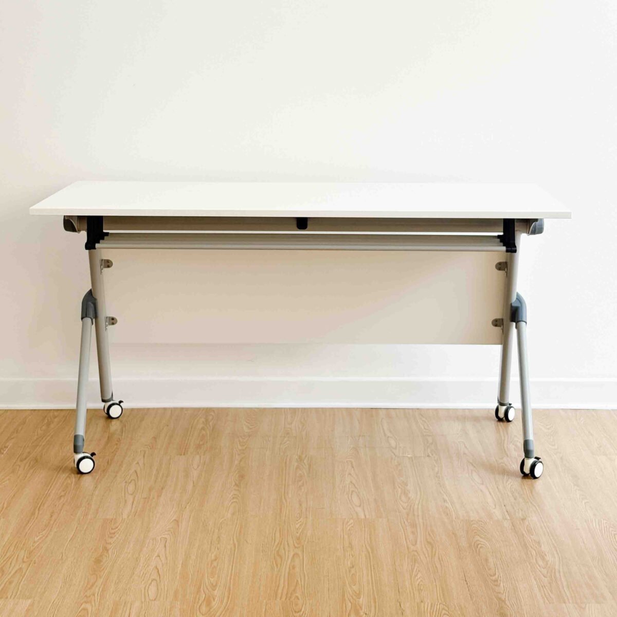 Mesa Rebatible Móvil – Flexibilidad , movimiento y ahorro de espacio