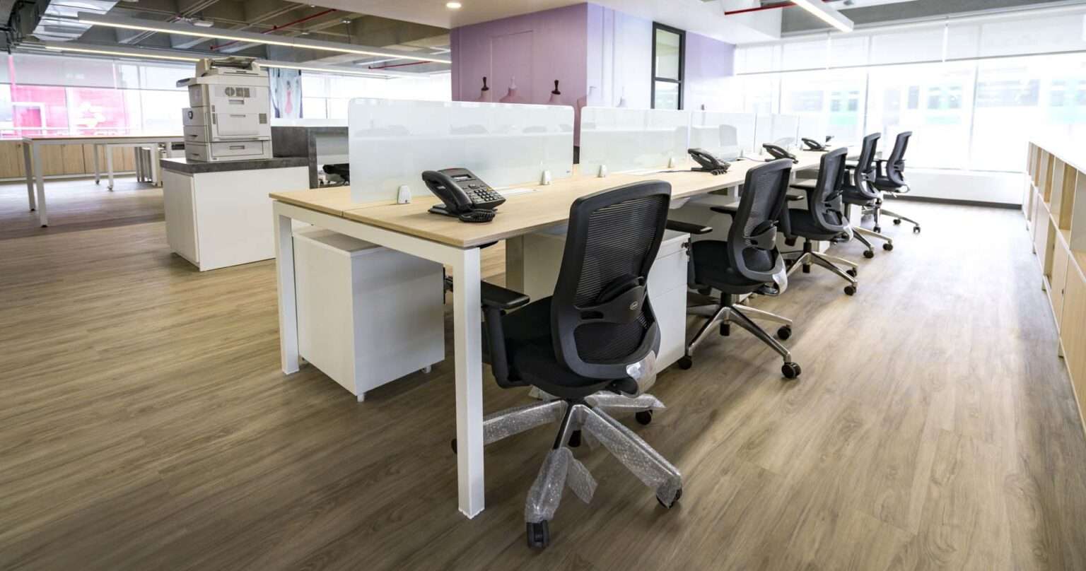 oeschle - bench quadra+ complementados con cajoneras y vallas separadoras