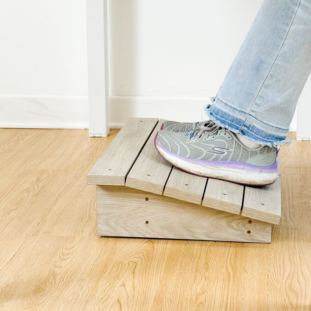 Reposapies (Ancho: 500 mm x Fondo: 350 mm x Alto: 130 mm)