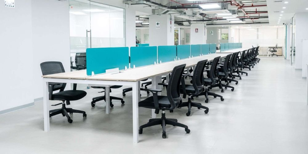 Oficina moderna con escritorios vacíos