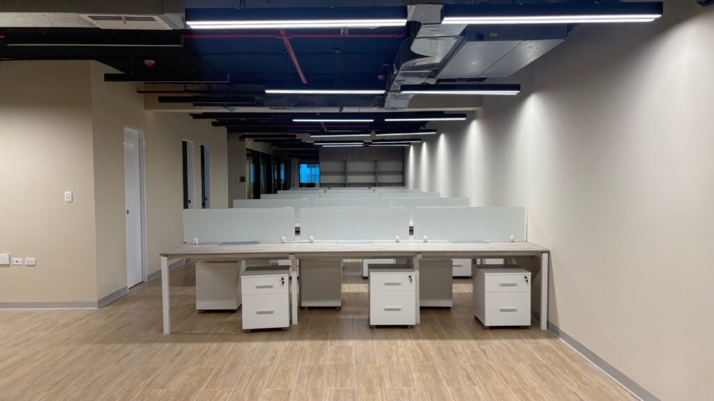 Escritorio moderno con silla negra.