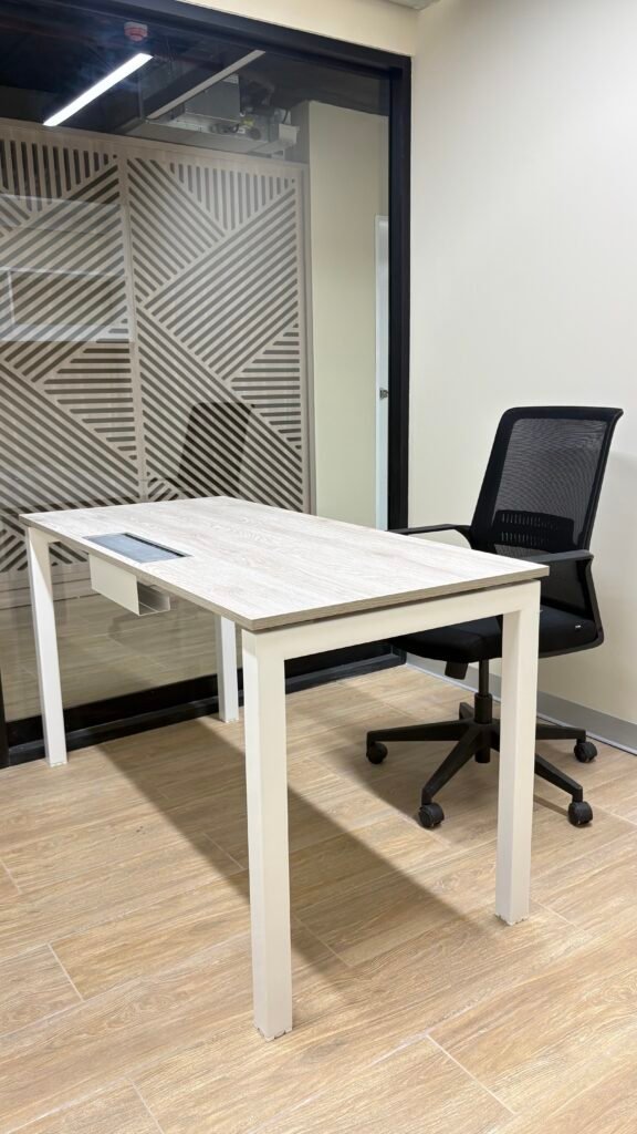 Escritorio moderno con silla negra.